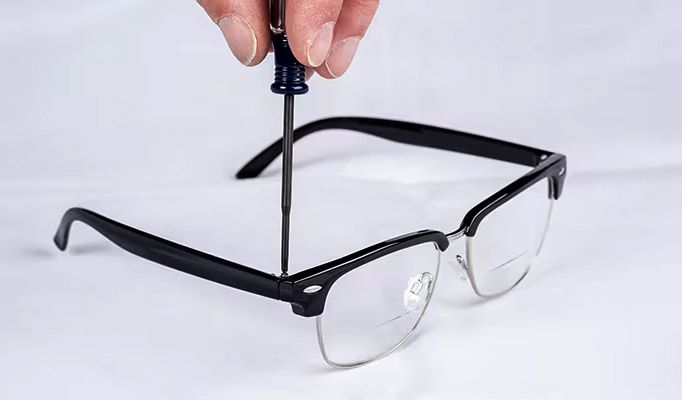 How do you tighten eyeglasses?