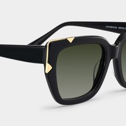 Refined black cat-eyes with a timeless elegance.5