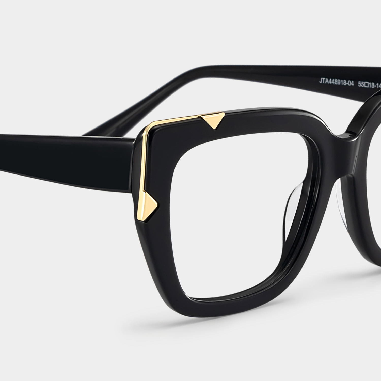 Refined black cat-eyes with a timeless elegance.5