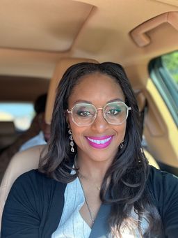 Beautiful frame with a unique shape. I love that this is no a “traditi0