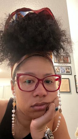 This adds a little vintage flair to my vintage-style frames. Very styl1