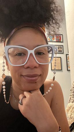 This adds a little vintage flair to my vintage-style frames. Very styl0