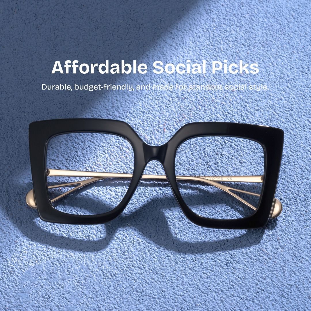 Qatar Square Black Eyeglasses and Wide Frames0