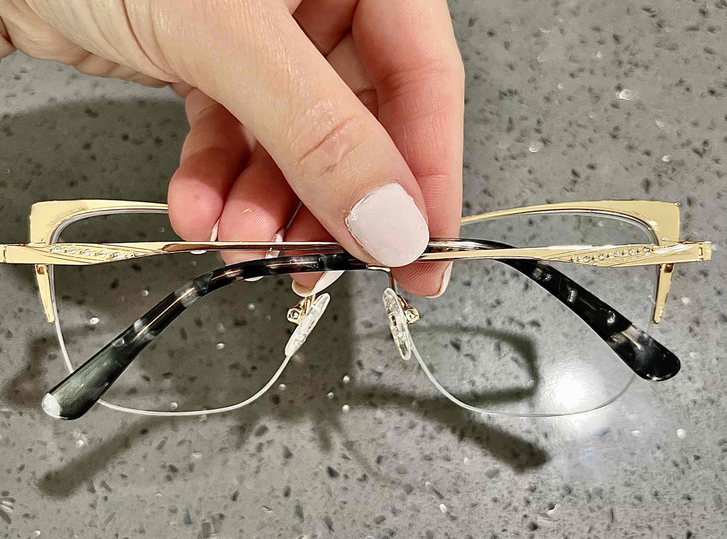 in love with this pair!!! Cute and beautiful details . Not heavy at al0