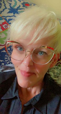 These glasses are so cute! I’m ready to add my version of a pop of col0