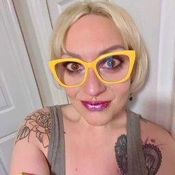 I love the frame shape and the color! Bold and vibrant frames are my f0
