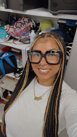 perfect baddie glasses! perfect block shaped glasses! my favorite glas1