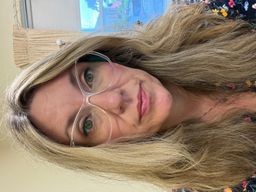 I've never owned clear glasses - always tortoiseshell or black. The am0