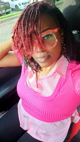 my little loves pink so I showed her how mom wear pink.0