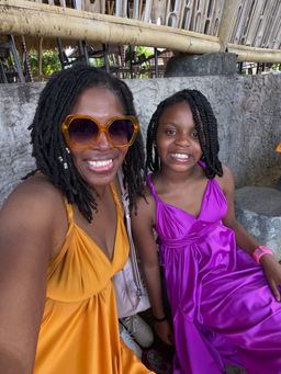 I packed these amber geometric frames for our Bali vacation simply bec3