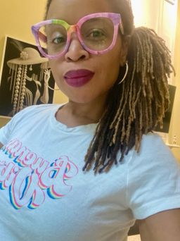 Love the large frames and bright colors!0
