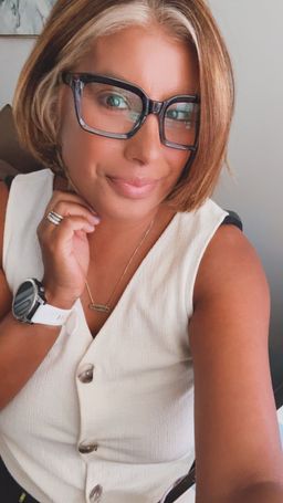 The chocolate-brown color of these eyeglasses is exquisite! When I wea0