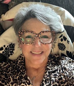 I absolutely love these glasses.  They are so chic and are exactly wha0